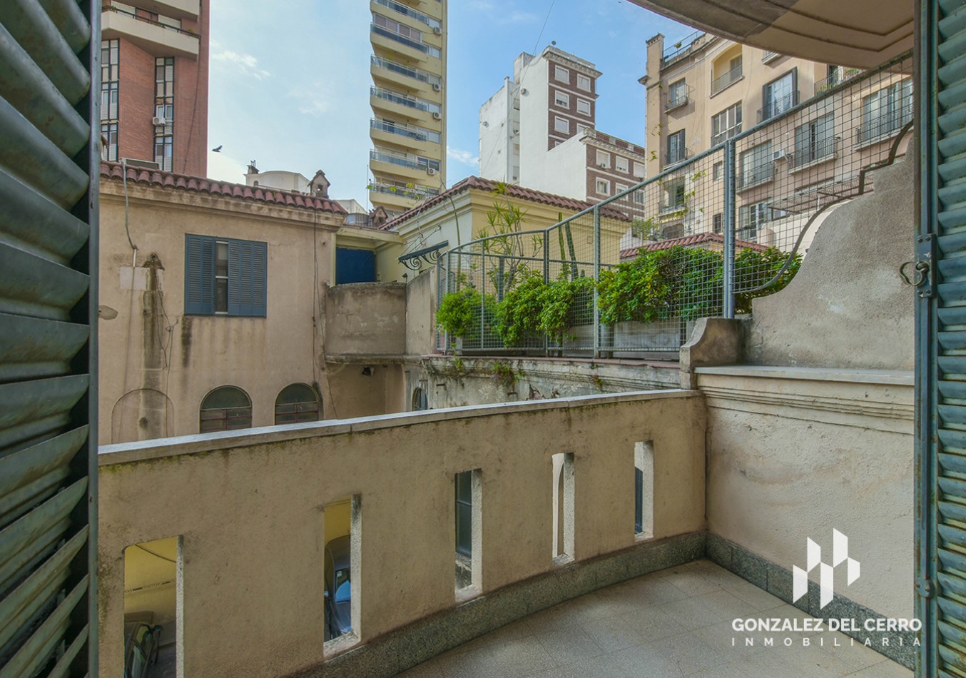 Buenos Aires y Av. Belgrano | Departamento 2 dormitorios + patio y balcon