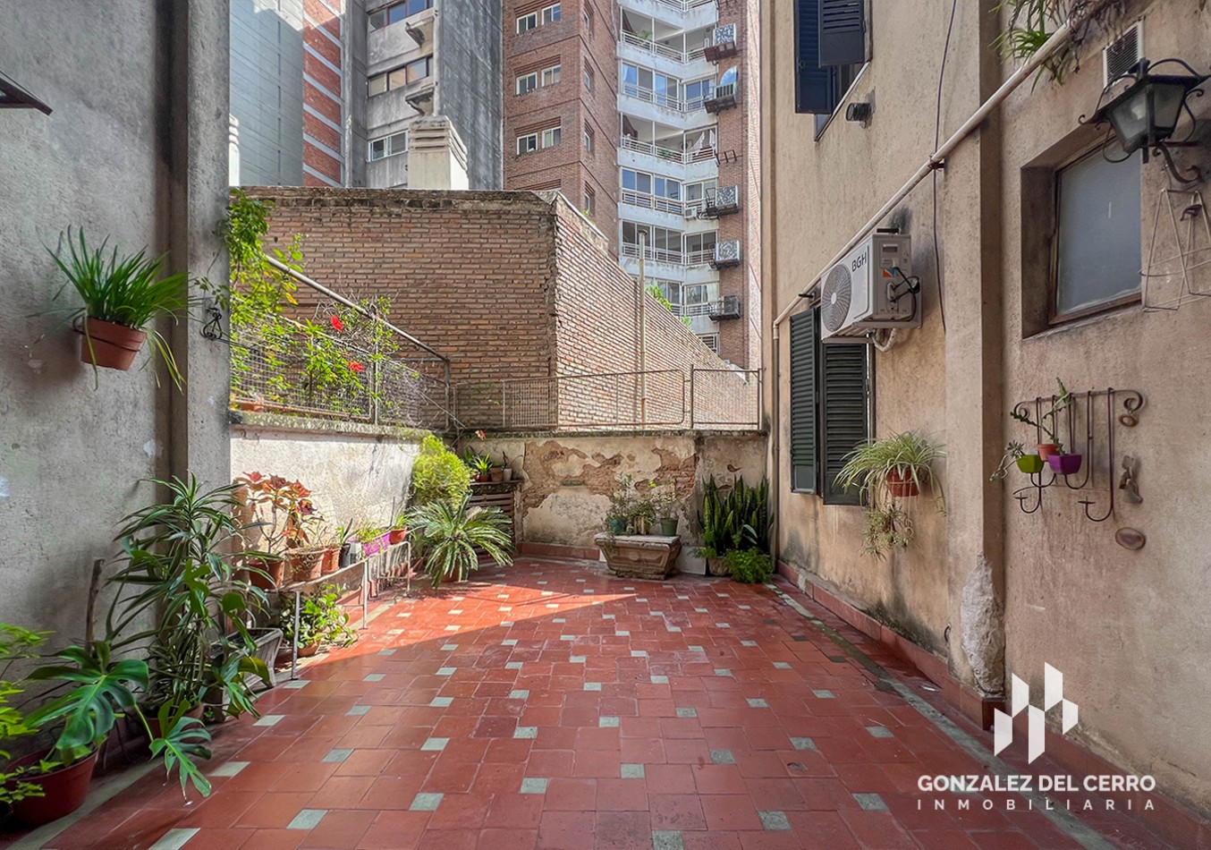 Buenos Aires y Av. Belgrano | Departamento 2 dormitorios + patio y balcon