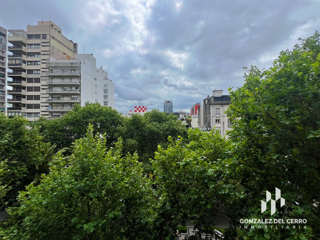 2 DORM. + DEPENDENCIA DE SERVICIO, BALCON Y COCHERA | BV. OROÑO 849