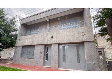 CASA 3 DORMITORIOS CON PATIO Y TERRAZA  - BARRIO ALBERDI